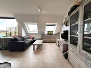 Leuk recent (bj 2023) penthouse met terras en 2 SLK! Goedgelegen nabij invalswegen. (+ 21%)INDELING: inkomhal met apart gastentoilet, lichtrijke...