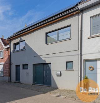 EERSTE BEZOEKDAG ZATERDAG 21/3 VAN 14U TOT 16U (enkel op afspraak!)LEDE - Nabij de dorpskern en in een rustige straat treffen we deze leuke...