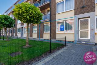 GELIJKVLOERS APPARTEMENT, instapklaar met 2 ruime slaapkamers, zonnig terras achteraan en kelderberging, schitterend gelegen op wandel-...