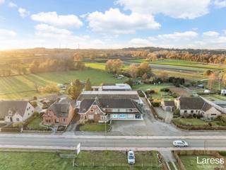 <p><strong>Uniek vastgoed – woning met toonzaal, werkhuis en garage op 28a94ca</strong></p>
<p>Laress biedt u dit uitzonderlijke eigendom aan: een karaktervolle woning met aangrenzende toonzaal, werkhuis en garage, gelegen op een riant perceel van 28a94ca.<br /><br /><strong>Beschrijving van het pand</strong></p>
<ul>
<li>Woning van ca. 195 m² met 3 slaapkamers (bouwjaar ca. 1958, vergund geacht).</li>
<li>De voormalige winkelruimte van meubelzaak Vaes werd vergund uitgebreid in 1967 en 1976.</li>
<li>Op de eerste verdieping aan de straatzijde bevindt zich een ruim appartement (ca. 109 m², 2/3 slpk) met een mooi uitzicht over de landelijke omgeving.</li>
<li>Grote toonzaal over twee verdiepingen met balken- en kolommenstructuur, vandaag ingericht als dansschool (gelijkvloers) en stockage (verdieping). Uiterst flexibel qua indeling.</li>
<li>Achteraan: werkhuis en garage, bereikbaar via een ruim open plein achter de toonzaal.</li>
<li>Check ook het opmetingsplan onder "documenten" via <span>laress.be</span></li>
</ul>
<p><strong>Ligging & bereikbaarheid</strong></p>
<ul>
<li>Gelegen langs een lokale verbindingsweg tussen Halen, Zelem en Linkhout.</li>
<li>Zeer vlotte aansluiting op de N2 (Diest–Hasselt) en het op- en afrittencomplex E314 (Leuven–Aken).</li>
<li>Rustige, landelijke omgeving met zuidwestoriëntatie. Ideaal voor wonen en werken.</li>
</ul>
<p><strong>Mogelijke bestemmingen</strong></p>
<p>Dankzij de huidige bestemming, de flexibele structuur en ligging zijn diverse invullingen mogelijk:</p>
<ul>
<li>showroom / conceptstore</li>
<li>praktijkruimte(n)</li>
<li>kantoor- en dienstenruimten</li>
<li>atelier of kleinschalige productie</li>
<li>opslag- en stockageruimte</li>
</ul>
<p>De eerste 50 meter van het perceel ligt in <em>woongebied met landelijk karakter</em>, wat bijkomende kansen biedt voor (her)verkaveling of herontwikkeling.</p>
<p><strong>Sterke troeven</strong></p>
<ul>
<li>combinatie van wonen en werken</li>
<li>grote volumes en flexibele ruimtes</li>
<li>uitstekende bereikbaarheid</li>
<li>polyvalente mogelijkheden voor ondernemers of ontwikkelaars</li>
</ul>
<p><strong>Interesse in dit uniek aanbod?<br /></strong>Contacteer Laress voor meer informatie of een bezoek: <span>laress.be</span><br />📞 0479/99 45 02<br />✉ lars.smekens@laress.be</p>