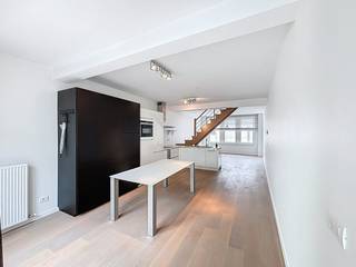 Gelegen tussen het bruisende stadscentrum en het geliefde Zuid, vinden we dit charmante duplex-appartement in een stijlvol gebouw met een...
