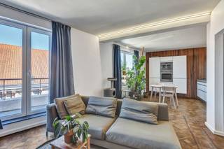 <p>In de charme-stad Brussel, bevindt zich <strong>deze instapklare penthouse</strong>. De ligging is alvast de eerste troef van het appartement. Verschillende faciliteiten bevinden zich op wandelafstand (openbaar vervoer, metro, winkels, ..). De Ninoofsesteenweg richting Dilbeek en Ninove en de R0 zijn vlot bereikbaar. Het appartement bevindt zich op <strong>de bovenste verdieping (te bereiken met lift) van een gebouw met 5 entiteiten</strong>. De Penthouse beschikt over <strong>een gezellig terras van 7m² met een mooi uitzicht.</strong> In de straat kan geparkeerd worden of een parkeerplaats gehuurd worden. Het appartement beschikt over een ruime lichtrijke woonkamer met open geïnstalleerde keuken. Van hieruit bereikt men het aangename zongerichte terras. Verder beschikt het appartement over een inkomhal, <strong>een ruime slaapkamer</strong> met badkamer (inloopdouche) en een ruime berging die momenteel als <strong>tweede slaapkamer </strong>wordt gebruikt. CV op gas (individueel) - Lage gemeenschappelijke kosten +-50 euro/maand - Aparte teller elektriciteit - Dubbele beglazing - Opkomende buurt. (Maatregelenregister en stedenbouw in aanvraag)</p>