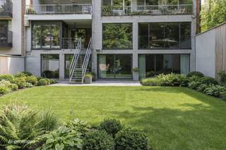 Exclusief wonen op een uitstekende locatie in Berchem!<br /><br />Vanaf de elegante inkomhal – uitgerust met een vestiaire en afzonderlijk gastentoilet – komt u binnen in de indrukwekkende leefruimte. De warme parketvloer en gezellige open haard creëren een uitnodigende sfeer, terwijl de uitzonderlijke gevelbreedte en grote raampartijen zorgen voor een overvloed aan natuurlijk licht en een prachtig zicht op de weelderige, privatieve stadstuin. Deze veelzijdige ruimte biedt moeiteloos plaats aan een eetgedeelte, een werkhoek en meerdere zithoeken die u geheel naar eigen wens kunt inrichten.<br /><br />De strak vormgegeven keuken is uitgerust met hoogwaardige Smeg-apparatuur, waaronder een vijfpits gasfornuis, grill, friteuse, oven, stoomoven, microgolf, vaatwasser, koelkast en diepvriezer – perfect voor wie graag kookt in stijl. Het centrale kookeiland met inox werkblad, de overvloed aan opbergruimte en de charmante ontbijthoek maken van deze keuken niet alleen een functionele, maar ook een visuele troef in de woning.<br /><br />Via de nachthal, eveneens afgewerkt met een elegante parketvloer, bereikt u het slaapgedeelte. De ruime masterbedroom beschikt over een ensuite dressing en een luxueuze badkamer met inloop regendouche, ligbad, handdoekdroger en een stijlvol meubel met dubbele wastafel. Verder zijn er nog 2 volwaardige slaapkamers op parket, evenals een 2de badkamer met inloopdouche, wastafel en toilet.<br /><br />Private wellnessruimte, bereikbaar met een eigen lift. Hier geniet u van een binnenzwembad, sauna, inloopdouche, hammam, apart toilet en een uitgeruste fitnessruimte. Dankzij de volledig schuifbare ramen naar de tuin loopt deze ontspanningsruimte naadloos over in het buitenleven, wat zorgt voor een gevoel van rust en vrijheid.<br /><br />Een ruime garage met automatische poort voor 2 wagens en waar ook nog een berging aanwezig.<br /><br />Voor meer info of een afspraak voor een persoonlijke rondleiding contacteer je Amparo, 0478 68 29 86 - amparo@reds.be
