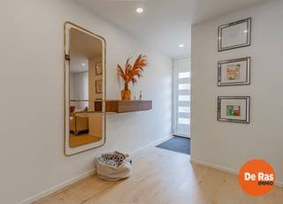 EERSTE KIJKDAG ZATERDAG 20/06 VANAF 10U (ENKEL OP AFSPRAAK! 053/60.65.60)<br />NIEUWERKERKEN - Deze volledig gerenoveerde woning is gelegen in een rustige en kindvriendelijke deelgemeente van Aalst. Dankzij de centrale ligging bevinden winkels, scholen, openbaar vervoer en invalswegen zich op korte afstand.De woning werd de voorbije jaren volledig gerenoveerd en is vandaag instapklaar. <br /><br />Op het gelijkvloers beschikt u over een inkomhal met gastentoilet, een ruime leefruimte, een stijlvolle open keuken met eetplaats en een praktische berging. De raampartijen zorgen voor een leuk lichtinval en een mooi zicht op de tuin.<br />Op de eerste verdieping bevindt zich één ruime slaapkamers en een moderne badkamer uitgerust met een inloopdouche, dubbele lavabo en toilet. Via de vaste trap bereikt u de tweede verdieping waar twee slaapkamer werd ingericht.<br />Achteraan geniet u van een onderhoudsvriendelijke tuin met een ruime garage. Een absolute meerwaarde is dat de garage bereikbaar is via de achterliggende straat en bovendien beschikt over een extra private parkeerplaats.<br /><br />Ook technisch scoort deze woning uitstekend met een conforme elektrische installatie, een asbestveilig attest en een gunstig EPC. Kortom, een zorgeloze en energiezuinige woning waar u onmiddellijk uw intrek kunt nemen.<br /><br />De vermelde prijs is een richtprijs. Na ontvangst van de biedingen zal de verkoper beslissen of hij/zij de eigendom verkoopt aan het beste bod. De richtprijs is aldus niet bindend voor de verkoper. Voor meer info kunt u ons contacteren of het reglement raadplegen op onze website.