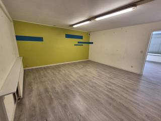 <p>Veelzijdige handelshuur-/praktijkruimte (horeca niet toegestaan)<br /><br />Bent u op zoek naar een ruime en veelzijdige handels- of praktijkruimte? Dan is deze instapklare locatie zeker een bezoek waard.<br /><br />De handelsruimte beschikt over een verzorgde bureelruimte, een inkomhal met twee toiletten en een ruime polyvalente hal die tal van mogelijkheden biedt. Dankzij de grote opslagruimte is dit pand bijzonder geschikt voor ondernemingen die nood hebben aan extra stockageruimte.<br /><br />Gelegen in een rustige doodlopende straat geniet u van een vlotte bereikbaarheid en een aangename werkomgeving.<br /><br />Geschikt voor:<br />- Kantoor<br />- Vrij beroep of praktijk<br />- Showroom<br />- Atelier<br />- Dienstverlenende activiteiten<br />- Opslag- en logistieke activiteiten<br /><br />Mis deze kans niet en bel ons op het nummer 014 58 02 08 of neem contact op via info@immovl.be</p>