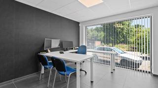 Welkom op de Landwaartslaan 16/0.1, 3600 Genk!Dit voormalig bankkantoor, gelegen op een strategische locatie, biedt een totaaloppervlakte van 180 m²...