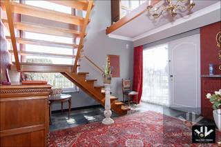 <u><strong>Ruime gezinswoning met 4 slaapkamers en een aparte bureauruimte in een groene omgeving - ontdek het potentieel van deze lichtrijke, riante woning! </strong></u><br /><br /><u><strong>Troeven:</strong></u>
<ul>
	<li>Rustige topligging in Haspengouw</li>
	<li>Vlotte verbinding naar Hasselt, Sint-Truiden, Tongeren, ...</li>
	<li>Groot perceel (±15 aren)</li>
	<li>Zeer lichtrijke woning</li>
	<li>Ruime en praktische indeling</li>
	<li>Terrassen, kelder en grote garage</li>
	<li>4 slaapkamers</li>
	<li>Bureauruimte rechtstreeks bereikbaar vanuit de inkomhal</li>
	<li>Veel renovatiepotentieel</li>
</ul>
<br /><strong>Locatie</strong> - <span>Een beetje verscholen achter een prachtige magnolia vinden we deze ruime gezinswoning in het landelijke Ulbeek (Wellen), op een perceel van 15 aren 13 centiaren en omgeven door veel groen, velden en weidse zichten. Wellen is tevens gelegen in het hart van Haspengouw en grenst aan Sint-Truiden, Hasselt en Tongeren-Borgloon. Het landschap bestaat voornamelijk uit uitgestrekte boomgaarden en het glooiende landschap van de fruitstreek. </span><span>Een toffe locatie waar je als bewoner zeker de rust zult ervaren en kan genieten van deze mooie omgeving.</span><br /><br /><strong><span>Woning</span></strong><span> - Wat meteen opvalt als we de woning betreden is de enorme hoeveelheid lichtinval. De indeling omvat op het gelijkvloers de grote inkomhal, een ruime L-vormige woonkamer met zowel aan de voor- en achterzijde een overdekt terras, een aparte bureauruimte, de keuken, berging, ... </span><span>Op de eerste verdieping kom je via de nachthal uit op maar liefst 4 slaapkamers, een badkamer en een apart toilet. Vanuit de grootste slaapkamer kom je op het terras met een mooi zicht over de ruime omgeving.</span><br /><span>Er is nog een kelder en een vrijstaande garage die plaats biedt voor 2 wagens en een eigen werkplaats.</span><br /><br /><strong><span>Conclusie</span></strong><span> - Een buitenkans op uw eigen gezinswoning in deze groene omgeving. Het geheel kan zeker een moderne injectie gebruiken maar heeft veel te bieden op het gebied van ruimte, locatie en mogelijkheden. Een mooie woning om je creativiteit op los te laten.<br /><br />Maak jij van deze prachtige woning je nieuwe thuis? Laat je gegevens achter en René contacteert je voor een bezoek. </span>