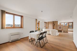 Deze veelzijdige eigendom combineert comfortabel wonen met professionele opportuniteiten en beschikt over een gunstig EPC B en een...