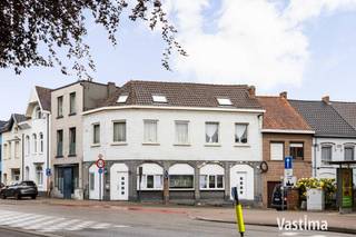 Wonen en werken onder één dak? Een eigen zaak starten, een praktijkruimte inrichten of investeren in een eigendom met tal van mogelijkheden? Dit ruime handelshuis met woongelegenheid, gelegen op wandel- en fietsafstand van het centrum van Aalst én de natuurgebieden Paddenhoek en Honegem, biedt een unieke combinatie van ruimte, flexibiliteit en bereikbaarheid.<br /><br />Met een totale oppervlakte van maar liefst ca. 268 m², verdeeld over drie verdiepingen, leent deze eigendom zich uitstekend voor wie een handelsactiviteit, kantoor of vrij beroep wil combineren met comfortabel wonen. Ook voor zelfstandigen, ondernemers en investeerders biedt dit pand interessante perspectieven.<br /><br />EPC B en C – Geen renovatieplicht / CV aardgas (2024) / (HR) dubbele beglazing / Asbestveilig / Beperkt KI van slechts € 785!<br /><br />Het gelijkvloers (ca. 84 m²) beschikt momenteel over een volledig ingerichte wooneenheid met een gezellige leefruimte, praktische keuken met afzonderlijke toegang, twee volwaardige slaapkamers, een badkamer en een apart toilet. Dankzij de indeling en de aparte toegang biedt deze verdieping interessante mogelijkheden voor de inrichting van een handelsruimte, kantoor, praktijk of andere professionele activiteit, mits de nodige vergunningen. Bovendien is het pand onderkelderd, wat zorgt voor extra opslag- en bergruimte.<br /><br />De eerste en tweede verdieping (samen ca. 184 m²) vormen een bijzonder ruime en comfortabele woongelegenheid. Op de eerste verdieping bevindt zich een royale, lichtrijke leefruimte waar gezelligheid en ruimte centraal staan. Aansluitend vindt u de keuken en eetkamer, met rechtstreekse toegang tot het aangename terras. Een ideale plek om na een drukke werkdag helemaal tot rust te komen.<br /><br />De bovenste verdieping biedt twee ruime slaapkamers, waarvan één met een praktische dressing, en een badkamer. Hier geniet u van alle privacy en comfort, volledig gescheiden van een eventuele professionele activiteit op het gelijkvloers.<br /><br />De grote troef van deze eigendom? De veelzijdigheid! Of u nu droomt van een eigen handelszaak met bovenliggende privéwoning, een kantoor of praktijk aan huis, of een interessante vastgoedinvestering: dit pand biedt de ruimte en flexibiliteit om uw plannen waar te maken.<br /><br />Ook de ligging is een absolute meerwaarde. Het centrum van Aalst, winkels, scholen, supermarkten en openbaar vervoer bevinden zich vlakbij. Dankzij de uitstekende verbinding met de belangrijkste invalswegen en de E40 zijn ook Brussel, Gent en omliggende gemeenten bijzonder vlot bereikbaar. Bovendien geniet u op korte afstand van de rust en het groen van de natuurgebieden Paddenhoek en Honegem.<br /><br />GV: EPC-label C – certificaatnummer: 20230627-0002929828-RES-1<br />1e: EPC-label B – certificaatnummer: 20230627-0002929883-RES-1<br /><br />Een handelszaak uitbouwen én comfortabel wonen op dezelfde locatie? Of investeren in een eigendom met toekomstperspectief? Ontdek zelf de ruimte, de indeling en de vele mogelijkheden van dit veelzijdige handelshuis. Contacteer Vastima vandaag nog en plan uw bezoek!