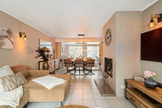 Instapklare woning met drie slaapkamers, garage en zonnepanelen.Indeling en omschrijving:U betreedt de woning via de inkomhal, waar zich de trap naar...