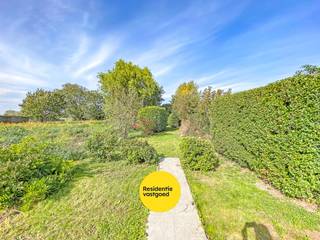 Ruime gezinswoning met 3 slaapkamers, grote tuin en garage. Deze gezinswoning biedt heel wat mogelijkheden dankzij de praktische indeling en de grote buitenruimte. Op het gelijkvloers vindt u een lichtrijke woonkamer, aanpalende eetkamer, keuken, badkamer, toilet, een slaapkamer, een ruime garage en de bergruimte van 55 m². De aanwezigheid van een slaapkamer op het gelijkvloers is een groot voordeel voor wie op het gelijkvloers wil wonen of een bureauruimte zoekt. Op de verdieping bevinden zich nog 3 slaapkamers en een nachthal. De woning is toegankelijk via de zijgevel en geniet van een ruime tuin, ideaal voor gezinnen, huisdieren of tuinliefhebbers. Dankzij de grote garage en bergruimte is er voldoende plaats voor wagens, fietsen en hobby’s. Vraag ons gerust naar de aanwezige simulaties om het energielabel te verbeteren.<br /><br />Neem voorsprong met een vrijblijvende en gratis schatting van uw eigendom via:<br />http://www.residentievastgoed.be/gratisonlineschatten