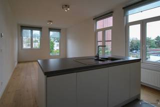 <p><span>RUIM DUPLEX APPARTEMENT MET 3 SLPKS</span></p><p><span>In dit mooi, instapklaar, vernieuwd duplex appartement kan u zeker gezellig wonen. Gelegen op wandelafstand van alle faciliteiten. Zeker een bezoek waard! <br /><br />EERSTE VERDIEPING:<br /><br />- Woonkamer: 29 m² - Parketvloer, open keuken<br />- Keuken: Parketvloer, combi-oven, spoelbak, afwasmachine, inductievuur<br />- Berging: 2 m², keramische vloertegel, boiler, wasmachine, droogkast<br />- Toilet: 1 m², keramische vloertegel, handenwasser<br />- Gang: 3 m², parketvloer<br />- Badkamer: 5 m², keramische vloertegel, dubbel wasbak, regendouche, ligbad<br />- Slpk: 14 m², parketvloer<br />- Opmetingen zijn indicatief<br /><br />TWEEDE VERDIEPING:<br /><br />- Hal: 6m², vast tapijt, parket<br />- Toilet: 2 m², keramische vloertegel<br />- Slpk: 8 m², parket, dakvenster<br />- Slpk: 11 m², parket<br />- Mezzanine: 6 m², parket<br />- Opmetingen zijn indicatief<br /><br />BIJZONDERHEDEN:<br /><br />- Elektriciteit conform<br />- Bruikbare vloeroppervlakte (m²) EPC: 107 m²<br />- Asbestveilig, geen asbest<br />- Vernieuwd duplex-appartement, parketvloer<br />- EPC label D, renovatieplicht NIET van toepassing<br />- Gem. Kost: 15 euro / maand, beurtrol poetsen gang<br />- 3 slpks, badk met ligbad en douche<br />- Bouwjaar: 1875-1899<br />- Momenteel is het app verhuurd<br />- Geen terras, geen fietsenberging, vaak garages te huur in nabijheid</span></p><p><span>Vergunning-Woongebied-Geen rechterlijke herstelmaatregel of bestuurlijke maatregel opgelegd.-Geen voorkooprecht-Geen verkavelingsvergunning<br /><br />Info: Nicki, <span>0496 02 35 68</span></span><span>, Email: nf@janssenenjanssen.be</span></p>