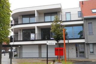 Instapklaar en ruim appartement met o.a. 2 slaapkamers, terras, lift, kelderberging. Gemeenschappelijke kosten €50/maand. EPC = 68.  Geen...