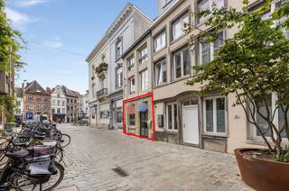 Op zoek naar een professionele plek midden in de Leuvense binnenstad? Deze gelijkvloerse ruimte van ca. 50 m² bevindt zich op een bijzonder aantrekkelijke locatie, vlak bij de Vismarkt en in het bruisende hart van Leuven. Je werkt hier tussen een levendige mix van lokale handelaars, horeca en andere ondernemers, met winkels, restaurants, cafés en alle troeven van de binnenstad op wandelafstand. De ruimte biedt heel wat mogelijkheden voor professioneel gebruik. Ze is ideaal als kantoor- of praktijkruimte voor vrije beroepen en dienstverlening op afspraak, maar kan evengoed worden ingericht als atelier, creatieve werkplek of voor een andere professionele invulling. Naast de hoofdruimte beschikt het gelijkvloers over een apart toilet en praktische opbergruimte. De toegang tot het pand wordt gedeeld met de bovenliggende wooneenheid. Daarom is de ruimte vooral geschikt voor een professionele activiteit met een rustig karakter en beperkt klantenverkeer. De ruimte wordt verhuurd via een huurovereenkomst naar gemeen recht en is uitsluitend bestemd voor professioneel gebruik. De concrete activiteit is bespreekbaar en dient verenigbaar te zijn met de bestemming van het pand. Een karaktervolle professionele plek op een toplocatie, midden in Leuven en met de gezellige Vismarkt letterlijk om de hoek. Voor meer informatie of een bezichtiging kan je terecht bij info@homies.be.