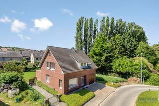 Vrijstaande woning met uitbreidingsmogelijkheden op mooi perceel van 10 are.<br />De woning heeft 4 slaapkamers en is rustig gelegen.<br />Er is een garage /bergplaats, naast de woning is er ruimte genoeg om een car-port of garage te zetten of een volledige bijbouw.<br />De woning is in zeer goede staat van onderhoud, heeft overal PVC ramen dubbel glas en rolluiken van 2002, enkel moet er bijkomende isolatie op de zoldervloer gelegd worden .<br />Op 10 min van het wetenschapspark, Kuleuven en Imec.