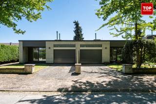 <p>Welkom in deze twee naasteenligende verzorgde en instapklare halfopen bebouwingen in een rustige buurt van Evergem. Deze charmante gelijkvloerse woningen combineren comfortabel wonen met een praktische indeling en tal van recente renovaties in het ene pand en tal van potentieel in het andere pand maakt dit de ideale mogelijkhijd voor kangoeroewonen.<br /><br />Beide woningen beschikken over een lichtrijke en ruime leefruimte, de ene woning heeft al een volledig vernieuwde keuken met kwaliteitsvolle toestellen, bij de andere woning kan je de keuken zelf naar eigen wensen renoveren, elke woning heeft apart drie volwaardige slaapkamers, een moderne badkamer met inloopdouche en een aparte garage met automatische sectionaalpoort. Dankzij de gelijkvloerse indeling geniet u bovendien van extra wooncomfort en toegankelijkheid.<br /><br />De voorbije jaren werden de woningen grondig aangepakt met aandacht voor energiezuinigheid en hedendaags wooncomfort. Zo werden onder meer het dak en de spouwmuren geïsoleerd, de ramen en voordeur vernieuwd met hoogrendementsglas en bij de linkse woning werden ook de keuken, badkamer, vloeren en binnendeuren volledig vernieuwd. Dit resulteert in een gunstig EPC-label B.<br /><br />Buiten geniet u van een aangename tuin en een perceel van 704 m², ideaal om tot rust te komen of gezellig te genieten met familie en vrienden. De woning is rustig gelegen, maar toch dichtbij winkels, scholen, openbaar vervoer en belangrijke verbindingswegen.<br /><br />Troeven van deze woning:<br /><br />Gelijkvloerse woning met praktische indeling<br />3 slaapkamers<br />Vernieuwde keuken en badkamer<br />EPC label B<br />Dak- en muurisolatie<br />Aluminium ramen met hoogrendementsglas<br />Elektriciteit conform<br />Garage met automatische poort<br />Rustige ligging in Evergem<br /><br />Voor meer gedetailleerde informatie per pand:<br />Link Veeweg 76: https://topvastgoed.be/property/7804467/<br />Link Veeweg 78: https://topvastgoed.be/property/7804472/<br /><br />Contacteer Top Vastgoed voor meer info en een bezoek op 0475 700 700.</p>