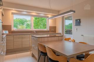 <strong>Vrijstaande gezinswoning met 4 slaapkamers op ruim 20 are grond.</strong><br /><br />Op een mooi en ruim perceel van maar liefst 2.043 m² bevindt zich deze vrijstaande woning met een nuttige oppervlakte van ca. 239 m², dubbele garage en een aangename, groene tuin. De woning dateert van 1992 en combineert een degelijke, ruime basis met opvallend veel recente investeringen op vlak van energie en wooncomfort.<br /><br />Binnen valt meteen de aangename leefruimte op. De woonkamer en eetplaats vormen samen een ruime en lichtrijke leefomgeving, met grote raampartijen die voor veel natuurlijk licht en een mooi contact met de groene omgeving zorgen. De aansluitende keuken is praktisch ingericht met veel kastruimte, werkoppervlak en een ontbijthoek.<br /><br />Verder is er op het gelijkvloers een eerste slaapkamer, een gastentoilet en een ruime wasplaats. Deze laatste is voorzien van een douche en ingebouwde kasten.<br /><br />Op de verdieping bevinden zich drie slaapkamers en is er extra kastruimte voorzien in de nachthal. De badkamer is voorzien van een ligbad en dubbele wastafel. Daarnaast is er een afzonderlijk toilet.<br /><br />Ook aan praktische ruimte is er geen gebrek. De woning beschikt over een dubbele inpandige garage en extra kelderruimte. De woning biedt daardoor niet alleen plaats voor de wagens, maar eveneens heel wat bijkomende berg- en werkruimte.<br /><br />Een absolute troef is het perceel. Rondom de woning ligt een ruime, groene tuin met veel privacy. Door de oppervlakte van meer dan 20 are is er volop ruimte voor kinderen, dieren, hobby's of gewoon om in alle rust van de tuin te genieten. De ruime oprit en dubbele garage vervolledigen het geheel.<br /><br />Er werd de voorbije jaren aanzienlijk geïnvesteerd in energiezuinigheid en comfort.<br />Zo beschikt de woning over 15 zonnepanelen gecombineerd met een thuisbatterij. In 2025 werd bovendien een nieuwe lucht-waterwarmtepomp geplaatst. Daarnaast is er een recent aircosysteem, dat zowel kan koelen als verwarmen. Ook een zonneboiler voor sanitair warm water behoort tot de aanwezige installaties.<br /><br />Hierdoor krijgt u niet alleen een ruime gezinswoning op een uitzonderlijk groot perceel, maar vooral een woning waarin reeds belangrijke investeringen werden uitgevoerd die vandaag een groot verschil maken in dagelijks comfort en energieverbruik.<br /><br /><strong>Troeven op een rij:</strong>
<ul>
<li><span>Zeer ruime woning met veel natuurlijke lichtinval </span></li>
<li><span>4 slaapkamers </span></li>
<li><span>Ruime tuin met veel groen en privacy </span></li>
<li><span>Zeer energiezuinig door oa zonnepanelen, thuisbatterij, warmtepomp, zonneboiler </span></li>
<li><span>Airco</span></li>
</ul>
<br />Interesse?<br />We nemen graag de tijd om je deze woning ter plaatse te laten ontdekken.<br />📞 014 84 83 69<br />✉️ info@sublimmo.be<br />