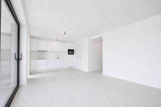 <strong>LICHTRIJK NIEUWBOUWAPPARTEMENT MET TERRAS OP TOPLOCATIE</strong><br /><br />Dit prachtig nieuwbouw 1-slaapkamerappartement op de Graaf de Smet de Naeyerlaan biedt modern wooncomfort op een uitstekende locatie.<br />Dankzij de grote raampartijen geniet het appartement van een aangename lichtinval en een ruimtelijk gevoel. De leefruimte sluit aan op het gezellige terras, ideaal om te ontspannen. Verder beschikt het appartement over een stijlvolle keuken, comfortabele slaapkamer en moderne badkamer met een regendouche.<br />Gelegen op een toplocatie: rustig wonen nabij het groen, maar toch vlak bij het stadscentrum van Oostende. Extra troeven zijn de gemeenschappelijke fietsenberging en de onmiddellijke beschikbaarheid.<br /><br /><strong>Praktische informatie: </strong><br />- onmiddelijk beschikbaar<br />- nieuwbouw<br />- provisie op vaste kosten: 60 euro per maand<br />- gemeenschappelijke fietsenberging