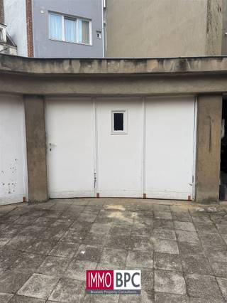 Garagebox aan de achterkant van een kleine mede-eigendom, ideaal om uw wagen te parkeren of als opslagruimte.Uitstekende opportuniteit voor een...