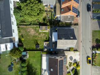 <p>Interesse in dit pand? Neem voor bijkomende informatie of het maken van een afspraak rechtstreeks contact op met Erik Smeijers via <strong>+32 497 53 07 96</strong> of <strong>erik@copandi.be</strong>.</p><p>Bekijk zeker ook de 3D-tour van deze leuke woning!</p><p>Wonen in de Tiendeschuurstraat 48 in Kampenhout betekent kiezen voor rust en ruimte, in een verzorgde woning die in 2022 nog grondig werd gerenoveerd. Dit instapklare huis uit 1962 combineert de degelijkheid van een vroegere bouwperiode met de troeven van een moderne afwerking. Een plek waar je meteen je intrek kunt nemen, zonder zorgen om bijkomende werken.</p><p>De woning biedt een bewoonbare oppervlakte van 161 m², verdeeld over een praktische en aangename indeling met twee ruime slaapkamers en een volledig uitgeruste badkamer. De leefruimtes zijn licht en overzichtelijk ingedeeld, ideaal voor wie op zoek is naar een functioneel huis zonder in te boeten aan gezelligheid. Buiten geniet je van een tuin en een terras, perfecte plekken om tot rust te komen of te genieten van een zonnige namiddag. Daarnaast beschikt het pand over een garage en twee bijkomende buitenparkeerplaatsen, zodat parkeren nooit een probleem vormt.</p><p>Deze woning werd aangenaam gerenoveerd in 2022, met aandacht voor comfort en energie-efficiëntie: de gevel, zoldervloer en kruipkelder zijn geïsoleerd en de ramen zijn voorzien van hoogrendementsbeglazing. De centrale verwarming gebeurt via radiatoren op stookolie. Het perceel heeft een grondoppervlakte van 538 m², wat extra ademruimte geeft ten opzichte van de rechtstreekse omgeving. De gunstige overstromings- en funderingsscores (A) bevestigen bovendien de stabiliteit en veiligheid van de locatie.</p><p>Kampenhout is een rustige, groene gemeente met een goede verbinding naar de omliggende invalswegen, winkels en scholen, ideaal voor wie landelijk wil wonen zonder de stad ver weg te hebben. De ligging combineert de charme van het buitenleven met de nodige nabijheid van alledaagse voorzieningen. Ontdek deze woning zelf via de virtuele tour of plan een bezoek ter plaatse: ons kantoor helpt je graag verder om deze unieke kans te verkennen.</p><p>✅ Goede ligging<br />✅ Leuke tuin<br />✅ Grotendeels gerenoveerd<br />✅ Driedubbel glas<br />✅ Zoldervloer en kruipkelder geïsoleerd<br />✅ Elektriciteit vernieuwd<br />✅ Nieuwe vloeren en pleisterwerk<br />✅ 2 slaapkamers + bureau<br />✅ Garage met nieuwe poort</p>