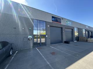 Deze uitstekend uitgeruste KMO-unit combineert een magazijn van ca. 270 m² met inpandige kantoren van ca. 85 m² (gelijkvloers en 1ste verdieping)...