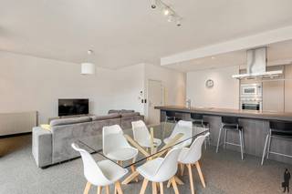 Ruim appartement met twee slaapkamers, terras en twee parkeerplaatsen in Residentie Viaduct-Dam<br /><br />In de gevestigde residentie Viaduct-Dam ontdekt u dit verzorgd appartement op de derde verdieping dat zowel voor eigen bewoning als investering een interessante opportuniteit vormt. Het appartement beschikt over een praktische en aangename indeling met een lichtrijke leefruimte, een ingerichte keuken, twee volwaardige slaapkamers, een badkamer en een privéterras aan de achterzijde waar u in alle rust kan genieten.<br /><br />Een belangrijke meerwaarde zijn de twee privatieve parkeerplaatsen en een aparte berging, die het comfort en de functionaliteit van deze eigendom aanzienlijk verhogen.<br /><br /><strong>Bijzonderheden:</strong><br />- Gunstige EPC score<br />- Privatieve kelderberging<br />- Twee autostaanplaatsen samen aan te kopen voor €60.000
