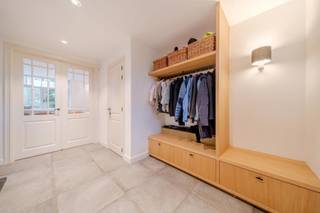 Instapklaar wonen in het groene Kalmthout met luxe, comfort, 5 slaapkamers en zuidgerichte tuin. In het groene Kalmthout vind je deze...