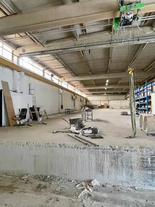 <p>Te huur: een ruimte met kantoren en magazijn, ideaal voor een bedrijf dat op zoek is naar een functionele en strategische locatie.</p>
<ul>
<li>
<p><strong>Adres</strong>: Chaussée de Tirlemont 75, 5030 Gembloux</p>
</li>
<li>
<p><strong>Oppervlakte</strong>: kantoren + magazijn (details op aanvraag)</p>
</li>
<li>
<p><strong>Huurprijs</strong>: €5.000 per maand</p>
</li>
</ul>
<p><strong>Troeven van de locatie:</strong><br />Gelegen aan de ingang van Gembloux, biedt het gebouw een vlotte verbinding met de grote wegen richting Namen, Brussel en Charleroi. De Chaussée de Tirlemont is een drukke weg die uitstekende zichtbaarheid biedt voor professionele activiteiten. Winkels, diensten en woonwijken bevinden zich vlakbij, wat het gemakkelijk maakt voor werknemers. Het station van Gembloux, met goede verbindingen, ligt op slechts enkele minuten afstand.</p>
<p><strong>Ideaal voor</strong>: logistieke bedrijven, distributieactiviteiten, ateliers met kantoorruimte, of elk project dat een magazijn met kantoren vereist.</p>