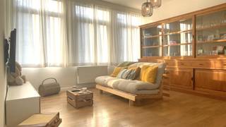 Welkom in dit zonovergoten en instapklaar duplexappartement op een toplocatie in Antwerpen!Je betreedt het appartement via de lichtrijke...