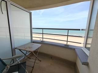 Dit ruime appartement van 89 m² biedt een schitterend panoramisch zicht op het strand en de Noordzee. Dankzij de grote raampartijen baadt de woonkamer in natuurlijk licht en geniet u elke dag van een uniek vakantiegevoel.<br /><br />Het appartement beschikt over een ruime leefruimte met eethoek, drie slaapkamers, een badkamer met ligbad en een functionele keuken met toegang tot het achterbalkon. Vooraan geniet u van een balkon met een adembenemend zeezicht, terwijl het achterbalkon uitkijkt op het groen en de sporen.<br /><br />Met een EPC-score C en heel wat mogelijkheden om het interieur volledig naar eigen smaak te renoveren en moderniseren, vormt dit appartement de ideale basis voor een stijlvolle vaste woonst, tweede verblijf of interessante investering aan de Belgische kust.<br /><br />Troeven<br />Panoramisch zicht op zee en strand<br />Bewoonbare oppervlakte van 89 m²<br />Lichtrijke woonkamer met grote raampartijen<br />Balkon aan de voorzijde met prachtig zeezicht<br />Achterbalkon met uitzicht op groen<br />Ruime leefruimte met eethoek<br />3 volwaardige slaapkamers<br />Badkamer met ligbad<br />Veel renovatie- en moderniseringspotentieel