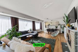 Dit zeer ruime tweeslaapkamerappartement is gelegen in het centrum van Oostende. U heeft alle nodige faciliteiten op wandelafstand, met o.a. winkels, horeca en uiteraard het strand en de zeedijk. <br /><br />Het appartement geniet een logische indeling met een grote inkomhal bij het betreden van het pand. De leefkamer biedt u een aangename woonomgeving dankzij het ruime oppervlak alsook de talrijke raampartijen die het er aangenaam lichtrijk maken. Aanpalend bevindt zich de keuken; dewelke volledig uitgerust is met alle nodige apparatuur en werkruimte. <br /><br />Doorheen het appartement zijn er talloze inbouwkasten voorzien. <br /><br />Achteraan zijn er twee volwaardige slaapkamers. Hier bevindt zich tevens de badkamer met een grote inloopdouche en dubbele lavabo. <br /><br />Tot slot is er nog een balkon beschikbaar. <br /><br />Bent u op zoek naar een volledig instapklaar appartement op wandelafstand van alle faciliteiten in het centrum van Oostende? <br /><br />Aarzel dan niet en neem contact op voor meer info of een afspraak. <br /><br />