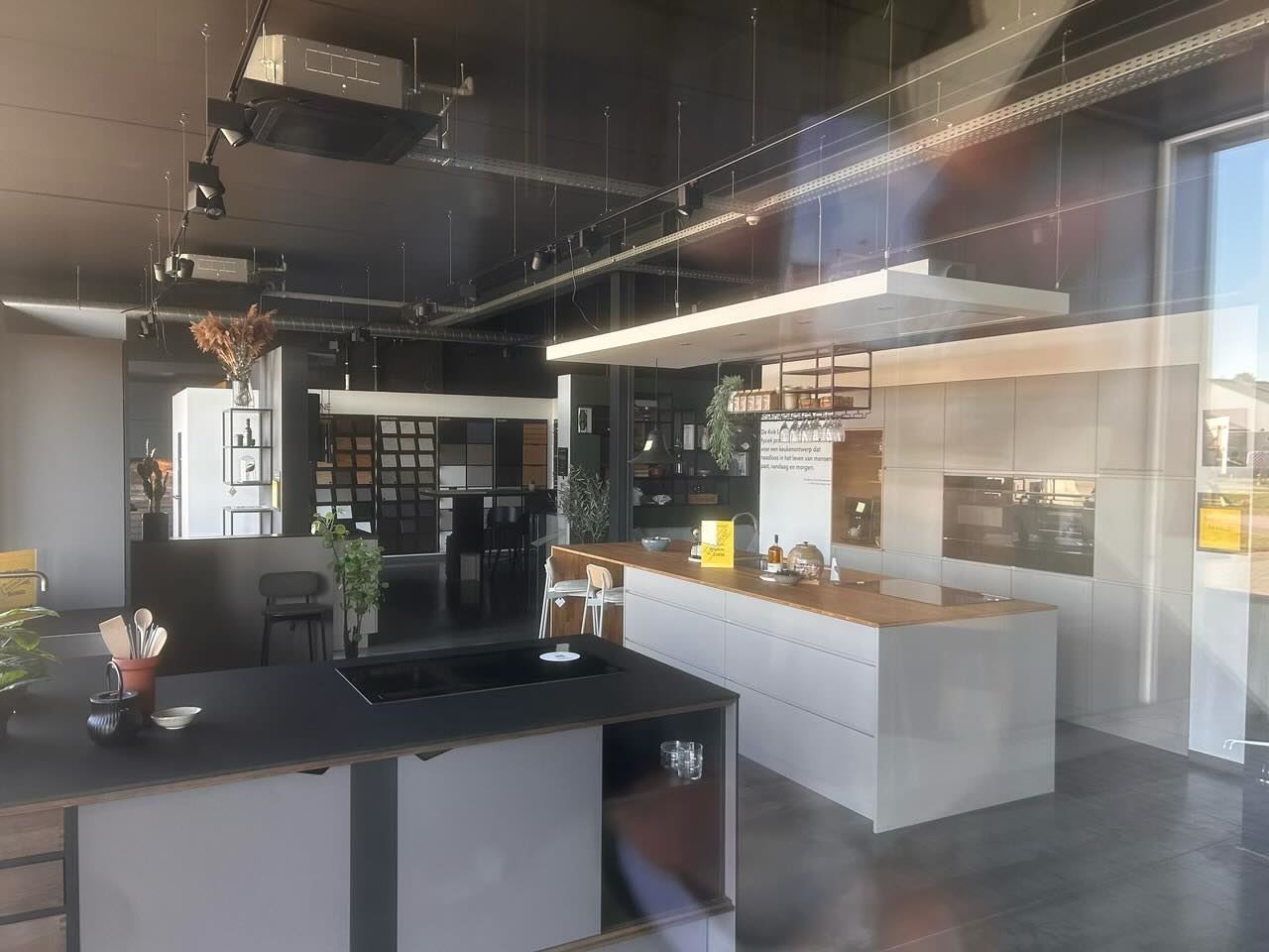 UNIEK GELEGEN MODERNE BAANWINKEL MET PARKING - foto 2