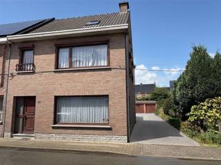 Halfopen bebouwing met uitzonderlijke mogelijkheden in hartje De KlingeDeze halfopen heeft een uitstekende ligging, rustig en toch in het centrum...