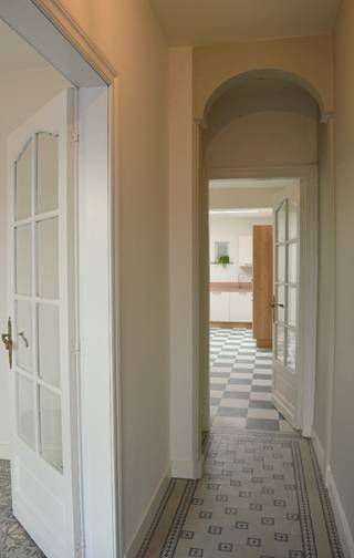 Welkom bij deze unieke stadswoning, een verborgen parel in het bruisende centrum van de stad. Deze prachtige woning biedt alle voordelen van het stadsleven, met alle voorzieningen, winkels, restaurants en culturele hotspots binnen handbereik. Geniet van alle voordelen van het wonen in het hart van de stad. <br /><br />Indeling als volgt:<br />Inkomhal, bureauruimte, toilet, gezellige leefruimte met aansluitend de open keuken die volledig uitgerust is (inductiekookplaat, oven, vaatwasser, inbouwfrigo én -diepvries). Verder is er nog een ruime en droge kelder aanwezig. <br /><br />Op de eerste verdieping is er de eerste slaapkamer en de vernieuwde badkamer met douche, 2 lavabo's en toilet. <br />Op de tweede verdieping is er een 2de slaapkamer voorzien die te bereiken is met een vaste trap. <br /><br />Tot slot is er nog een overdekte koer. De aansluiting voor de wasmachine is voorzien op de eerste verdieping naast de badkamer.<br />Er is voldoende parkeergelegenheid in de straat.<br /><br />Bent u op zoek naar een woning op een toplocatie in de stad? Aarzel dan niet om een afspraak in te plannen voor een bezichtiging.<br /><br />Beschikbaarheid: 01/01/2026<br />Huurprijs: 850 EUR/maand<br />Adres: Slachthuisstraat 8, 8500 Kortrijk<br />Onze referentie: DEV4781