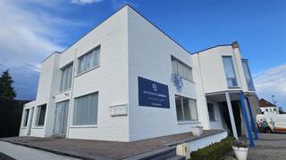 Uitzonderlijke investering met tal van mogelijkheden – praktijk, woning én opbrengsteigendom aan de HasseltwegOntdek deze volledig ingerichte dokterspraktijk met bovenliggende woning én aangrenzende building met verhuurd appartement en multifunctionele ruimte — ideaal als praktijk, kantoor of investering.Gelegen aan het begin van de Hasseltweg, geniet deze eigendom van een toplocatie met maximale zichtbaarheid en vlotte bereikbaarheid.De praktijkruimte is instapklaar en professioneel uitgerust, met een ruime wachtzaal, receptie en drie volledig ingerichte kabinetten. Dankzij de aanpalende eigendom en de bovenliggende woonst is uitbreiding perfect mogelijk.De woning boven de praktijk is onmiddellijk bewoonbaar, smaakvol afgewerkt en voorzien van kwalitatieve materialen.De naastgelegen building omvat:Een gelijkvloerse multifunctionele ruimte (ideaal als kantoor, praktijk of bijkomend appartement)Een verhuurd appartement op de verdieping – goed voor onmiddellijk rendementBovendien beschikt het pand over parkeerplaatsen aan de voorzijde, een aangelegde tuin en een garage achteraan.Een zeldzame kans voor wie wonen, werken en investeren wil combineren op één strategische locatie!Interesse? Neem vandaag nog contact op met ons kantoor voor meer informatie of een bezoek ter plaatse.