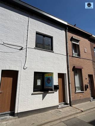 <p><span>RENOVATED HOUSE WITH 3 ROOMS AND GARDEN</span></p><p><span>Price : 1200 euro/month</span></p><p><span> </span></p><p><span>This recently renovated house is located near the center of Geraardsbergen, near public transport, schools and stores.</span></p><p><span> </span></p><p><span>Downstairs you will find the technical room with toilet and the living room with open kitchen.</span></p><p><span> </span></p><p><span>On the 1st floor you will find 1 spacious bedroom and the bathroom with shower, sink and toilet.</span></p><p><span> </span></p><p><span>Upstairs there are 2 more bedrooms.</span></p><p><span> </span></p><p><span>At the back there is a terrace with garden.</span></p><p><span> </span></p><p><span>1 car parking space included in the price, an extra space can be rented for 75 euros.</span></p><p><span> </span></p><p><span>Free from 01/06.</span></p><p><span> </span></p><p><span>DO NOT EARN and call for info or visit the number 0489/54.69.99  or send an email to dylan@svena.be</span></p><p><span> </span></p><p><span>These details are for information only and we cannot be held responsible for any inaccuracies.</span></p><p><span>The habitable area is only indicative.</span></p><p><span> </span></p>