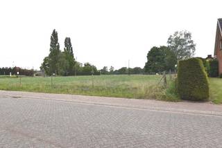 Bouwgrond Lot 1 goedgekeurde verkaveling: groot 12a32ca, open bebouwing, bebouwbare bruto oppervlakte = 175m², gevelbreedte = 11,67m en bouwdiepte...