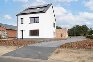 Prachtig gerenoveerde woning op een perceel van 14 are 45 te huur in een zeer rustige straat in Begijnendijk!Je komt de woning binnen in de ruime...