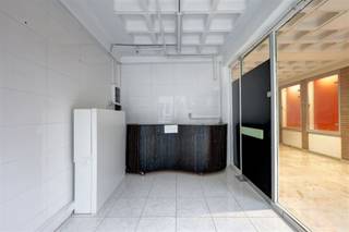 <p><span>Commerciële ruimte op toplocatie ideaal voor kleine zelfstandige of creatieve invulling.</span></p><p><span>In het bruisende centrum van Mechelen, aan de Leermarkt 50, vind je deze compacte commerciële ruimte met een uitstekende zichtbaarheid. Dankzij de centrale ligging en grote raampartijen is dit pand een ideaal uithangbord voor wie zijn activiteit wil vestigen in de binnenstad.</span></p><p><span>De handelsruimte is eenvoudig aanpasbaar is aan verschillende commerciële of dienstverlenende activiteiten. De grote vitrine zorgt voor maximale visibiliteit en veel natuurlijke lichtinval. </span></p><p><span>Troeven:</span><span> </span></p><p><span>- Gelegen in het historische centrum van Mechelen.<br />- Goede visibiliteit dankzij brede vitrine aan de straatzijde.<br />- Ideaal voor kleine zelfstandigen, starters of vrije beroepen.<br />- Flexibel in te richten naargelang de activiteit.<br />- Veel passage en commerciële dynamiek in de directe omgeving.</span></p><p><span>Dit handelspand is perfect voor wie op zoek is naar een kleinschalige commerciële ruimte op een absolute toplocatie. Een uitstekende kans om jouw zaak zichtbaar te maken in Mechelen.</span></p><p><span> </span></p><p><span>Ben jij geïnteresseerd in deze handelsruimte te koop in Mechelen, ben je op zoek naar ander vastgoed, een investering of wens je de waarde van jouw eigendom te kennen? Dan ben je bij </span><span>BOLT Immo</span><span> aan het juiste adres! Wij helpen jou graag verder. </span></p>