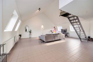 <p><span>Gelegen tussen de Sint-Paulusstraat en de Lange Koepoortstraat staat dit </span><span>gezellige appartement</span><span> te koop in de </span><span>Minderbroedersrui te Antwerpen,</span><span> De ligging is uitermate ideaal, </span><span>vlakbij het centrum </span><span>van de stad en met </span><span>alle universiteiten, winkels, horecagelegenheden en de</span><span> Koninklijke Academi voor Schone Kunsten</span><span> op wandelafstand.</span></p><p><span> </span></p><p><span>Dit charmante appartement op de derde verdieping </span><span>heeft een </span><span>bruikbare oppervlakte van 88m² </span><span>en</span><span> </span><span>biedt een heerlijk </span><span>loftgevoel</span><span>, met een volledig geïnstalleerde semi-open keuken, een gezellige mezzanine-slaapkamer met ingemaakte kasten en een badkamer met douche.</span></p><p><span> </span></p><p><span>Indeling</span></p><p><span>- gelegen op de 3de verdieping (geen lift)</span></p><p><span>- woonkamer en eetkamer</span></p><p><span>- semi-open geïnstalleerde keuken </span></p><p><span>- slaapkamer met ingemaakte kasten</span></p><p><span>- badkamer met douche, toilet en lavabomeubel</span></p><p><span>- berging met aansluitingen wasmachine/droogkast</span></p><p><span> </span></p><p><span>Algemeen gebouw</span></p><p><span>- dak met isolatie</span></p><p><span>- geen lift aanwezig</span></p><p><span>- individuele nutsvoorzieningen</span></p><p><span>- betonstructuur</span></p><p><span> </span></p><p><span>Troeven</span></p><p><span>- top locatie </span></p><p><span>- ramen dubbele beglazing </span></p><p><span>- EPC label B</span></p><p><span>- thans verhuurd</span></p><p><span> </span></p><p><span>Ben jij geïnteresseerd in dit appartement te koop in centrum Antwerpen, ben je op zoek naar ander vastgoed, een investering of wens je de waarde van jouw eigendom te kennen? Dan ben je bij BOLT immo aan het juiste adres! Wij helpen jou graag verder.</span><span> </span></p><p><span> </span></p>