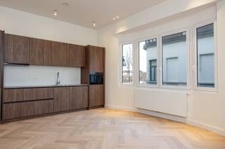 Gerenoveerd appartement in vernieuwd kleinschalig gebouw. In een zijstraat grenzend aan het Sint-Jansplein, dicht tegen de leien om de stad...