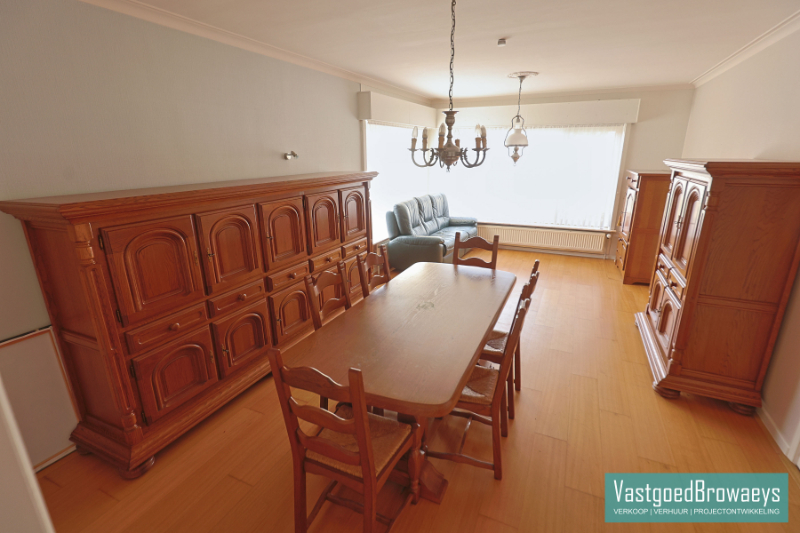 Te renoveren bungalow met polyvalente ruimte en aanpalende weide - foto 4