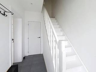Gezellige huurwoning in Deerlijk: hier kom je helemaal tot rust.<br /><br />Deze huurwoning in Deerlijk is echt een topper! Je stapt binnen in de inkomhal en meteen voel je het al: hier wil je wonen. Links vind je een gezellige, ruime en lichtrijke living met zicht op een heerlijk terras en een tuin met een fantastische view. Op je gemak genieten van een rustig moment? Hier kan het. En dat is niet alles: naast dat magnifieke zicht vanuit de tuin is er ook een extra troef, met name een uitgang achteraan en een handige tuinberging om al je tuinmateriaal netjes op te bergen.<br />Aansluitend op de living ligt de keuken, met eveneens zicht op het terras en extra bergruimte binnen handbereik. Een groot schuifraam met vliegenraam geeft rechtstreeks toegang tot het gezellige, ommuurde terras en zorgt hier voor extra lichtinval. Ook een droge kelder ontbreekt niet, ideaal om nog wat extra spullen kwijt te kunnen.<br />Op de eerste verdieping vind je twee slaapkamers, een ruime en een kleinere, plus een lichtrijke badkamer met zowel bad als douche. Op deze verdieping zijn er op maat gemaakte rolgordijnen. En dan is er de tweede verdieping, waar een heel ruime masterbedroom je opwacht. Hier woon je met stijl én met ruimte voor iedereen.<br />Deze woning is goed gelegen., dichtbij belangrijke invalswegen, winkels en scholen.<br />Benieuwd naar deze topper in Deerlijk? Maak snel een afspraak via 0479 368 349. Patricia van Maison R laat u met veel plezier genieten van dit charmante huis!