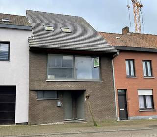 Deze strategisch gelegen woning pal in het centrum van Tielt bestaat uit: inkomhal - toilet - technische ruimte - living - keuken - berging - terras - badkamer - 4 slaapkamers - zolder. <br /><br />Direct beschikbaar. Contacteer ons gerust voor meer informatie.