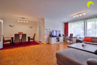 <p><span>Dit ruime appartement (108 m²) met 2 à 3 slaapkamers is gelegen op een groene locatie in Mortsel aan de gegeerde Dieseghem woonwijk met winkels, openbaar vervoer en de fietsostrade vlakbij.</span></p><p><span>Het bevindt zich op de 5de verdieping residentie Vlinderhof. Dit zeer goed onderhouden gebouw met inwonende conciërge heeft de voorbije jaren reeds grote investeringen ondergaan: de lift is conform, terrassen en gevels werden recent vernieuwd, het dak vernieuwd en geïsoleerd, nieuwe videofonie,...</span></p><p><span>De maandelijkse kosten bedragen: € 385,- (Incl. </span><span>provisie verwarming en water</span><span>, vergoeding syndicus en conciërge, afvalbeheer, tuinonderhoud, onderhoud lift, poetsdienst, minuterie).</span></p><p><span>Het appartement zelf kreeg onlangs nieuwe ramen met HR-beglazing en een gloednieuwe badkamer. Bovendien is de elektriciteit conform gekeurd tot 2044 en heeft het EPC een uiterst gunstig B-label.</span></p><p><span> </span></p><p><span>Indeling</span></p><p><span>We betreden het appartement via de inkomhal met handige vestiairekast die afgesloten is van de woonkamer met een glazen deur. Dit laat een optimale lichtinval van voor naar achteren toe.</span></p><p><span>De woonkamer op blokjesparket geeft dankzij een groot schuifraam toegang tot het eerste terras (8 m²) waar je kan zalig genieten van de avondzon. Dankzij de hoge ligging en het zicht op de groene boomtoppen krijg je hier een echt vakantiegevoel.</span></p><p><span>Aansluitend aan de woonkamer is er de eenvoudige maar propere keuken welke is voorzien van een vaatwasser, koelkast, kookplaat en dampkap.</span></p><p><span>De badkamer heeft een nieuwe inloopdouche en een lavabomeubel met kolomkast. Ook de aansluiting voor een wasmachine is hier voorzien. Het toilet is apart. </span></p><p><span>Verder zijn er 3 slaapkamers (8 - 9 en 13 m²), waarvan de middelste is voorzien van ingemaakte kasten. Elke slaapkamer geeft toegang tot het tweede terras met zuid-oost oriëntering en een open groen uitzicht.</span></p><p><span> </span></p><p><span>In de ondergrondse verdieping is er nog een handige kelderberging. Er is tevens een gemeenschappelijke fietsberging aanwezig.</span></p><p><span>Optioneel kan er een garagebox aan de achterzijde van het gebouw worden aangekocht voor 20.000 euro (niet verplicht!)</span></p><p><span> </span></p><p><span>Graag som ik voor u de </span><span>troeven </span><span>van dit appartement nog even op:</span></p><ul><li><span>Gunstige locatie nabij het centrum van Mortsel</span></li><li><span>Licht appartement met 2 ruim terrassen en mooi groen zicht</span></li><li><span>Zeer goed onderhouden gebouw en appartement: de grote investeringen zijn al gebeurd</span></li><li><span>Inclusief private kelder en gemeenschappelijke fietsenstalling + optionele garage</span></li></ul><p><span> </span></p><p><span>EPC: 125 kWh/m² (B-label)</span></p><p><span>P-score: D -- G-score: A</span></p><p><span> </span></p><p><span>Voor meer info of een bezoek ter plaatse, bel ons op 03-449 42 41 of mail ons via hallo@habicom.be</span></p><p><span>De waarde van uw eigendom kennen? </span><span>Check het gratis op <span>www.watismijnhuiswaard.be</span></span><span> </span></p><p><span> </span></p>