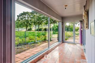 SCHRIJF JE IN VOOR HET EERSTE BEZOEKMOMENT VAN WOENSDAG 5 AUGUSTUS VIA ONZE WEBSITE!<br /><br />Ben jij op zoek naar een gezellige renovatiewoning met een prachtig uitzicht over het omliggende agrarisch gebied? Gevonden!<br /><br />De vlot bereikbare ligging vlakbij de N60, het weidse uitzicht, de onderhoudsvriendelijke tuin en de mogelijkheid om deze woning volledig naar eigen smaak in te richten zijn maar enkele van de vele troeven die we hier terugvinden!<br /><br />INDELING:<br /><br />GLV:<br />Je komt de woning binnen via de inkomhal. Van hieruit heb je toegang tot de ruime leefruimte die overloopt in de open keuken. Verder beschikt de woning over een badkamer, een veranda met extra bergruimte en een ruime slaapkamer.<br /><br />De woning biedt dankzij de praktische indeling en de rustige ligging heel wat mogelijkheden voor wie op zoek is naar een woning die nog verder afgewerkt kan worden volgens eigen wensen.<br /><br />Lijkt deze woning wel iets voor jou? Aarzel dan zeker niet en plan vandaag nog een bezoek in!