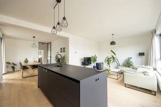  In a totally renovated building (2019) on the Left Bank, you will discover this large, stylish apartment with two bedrooms and a huge terrace...