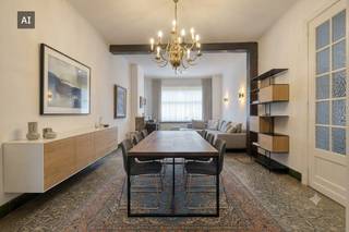 Unieke en bijzonder ruime woning met een indrukwekkende brede inkomhal, ideaal voor grotere gezinnen of voor wie houdt van veel leefruimte en comfort. Rustig gelegen, terwijl winkels (Westlaan en centrum), scholen en andere voorzieningen zich op korte afstand bevinden.<br /><br />Het authentieke karakter valt meteen op dankzij de imposante dubbele smeedijzeren voordeur, de hoge binnendeuren en de stijlvolle originele vloeren.<br /><br />De ruime en praktische keuken geniet van veel natuurlijk licht via de aangrenzende veranda en sluit aan op een zonnige, onderhoudsvriendelijke tuin met veel privacy. Naast de keuken bevindt zich een ruime en functionele wasplaats/berging.<br /><br />De woning is stevig gebouwd, goed onderhouden en onderhoudsvriendelijk. Slaapkamers en badkamer kunnen naar eigen smaak opgefrist worden. Op enkele plaatsen dient nog dubbel glas voorzien te worden, waarmee reeds rekening werd gehouden in de vraagprijs.<br /><br />De volledig geïsoleerde casco-zolderverdieping biedt tal van mogelijkheden: extra leefruimte, hobbyruimte, bureau, studio of 2 tot 4 bijkomende kamers. Ook een mezzanine is mogelijk.<br /><br />Voor de woning kan comfortabel geparkeerd worden. Extra binnenparking aan de overzijde is eventueel te huur.<br /><br />Ideale woning voor wie ruimte, functionaliteit en authenticiteit weet te waarderen.<br /><br />Bestuursmaatregelen in het maatregelenregister: nee<br /><br />Deze AI-visualisaties zijn bedoeld als inspiratie. Er werd geen rekening gehouden met technische specificaties, stedenbouwkundige voorschriften of de concrete mogelijkheden tot realisatie.