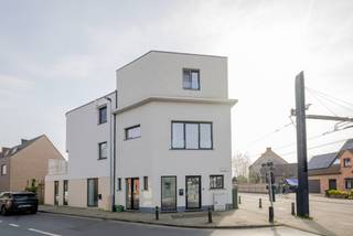 <p><strong>Ontdek dit veelzijdig commercieel vastgoed met woongelegenheid op een uitstekende locatie in Zwijnaarde.</strong><br />Deze eigendom combineert een <strong>lichtrijke commerciële ruimte</strong> met een volwaardige woonst, ideaal voor zelfstandigen, vrije beroepen of investeerders die werk en privé willen combineren op één locatie. Dankzij de flexibele indeling en strategische ligging biedt dit pand tal van opportuniteiten.</p>
<p><strong>LIGGING</strong><br />Dit commercieel pand bevindt zich op een uitstekende locatie in Zwijnaarde, een gegeerde en vlot bereikbare deelgemeente van Gent. Op wandelafstand vindt u lokale handelszaken, horeca en alle dagelijkse voorzieningen.</p>
<p>De bereikbaarheid is een grote troef: het centrum van Gent, het Technologiepark, UZ Gent, AZ Maria Middelares, scholen en openbaar vervoer bevinden zich in de directe omgeving. Dankzij de nabijheid van de E40, E17 en R4 geniet u van een vlotte verbinding in alle richtingen.</p>
<p>Daarnaast bevindt u zich vlakbij groenzones en wandelmogelijkheden, wat zorgt voor een aangename combinatie van werken, wonen en ontspannen.</p>
<p><strong>INDELING<br /></strong><br />Bij het betreden van het pand valt meteen de <strong>ruime commerciële ruimte</strong> op, die dankzij de grote raampartijen geniet van veel natuurlijke lichtinval en visibiliteit. Deze ruimte staat in directe verbinding met de kelder, bereikbaar via een draaitrap, en ideaal als <strong>stockruimte</strong>.</p>
<p>Op de eerste verdieping bevindt zich de <strong>lichtrijke woonruimte</strong> met open, volledig geïnstalleerde keuken. De tweede verdieping omvat een <strong>ruime slaapkamer en badkamer</strong>, wat zorgt voor een volwaardige en comfortabele woongelegenheid.</p>
<p><b>TROEVEN<br /><br /></b>Combinatie van commerciële ruimte en woonst<br />Lichrtrijke handelsruimte met visibiliteit<br />Kelder ideaal als stockruimte<br />Centrale ligging in Zwijnaarde<br />Vlotte bereikbaarheid<br />Gerenoveerd in 2023<br /><br />oor meer info en/of bezoek bel Arthur: 0473 90 90 94</p>