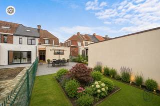 Halfopen bebouwing met garage en tuin! Deze woning (bouwjaar 1930) beschikt over centrale verwarming op gas, 3 slaapkamers en...
